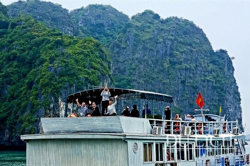 Foreigners discover Ha Long by a cruise. Photo: Huynh Cong Nghia